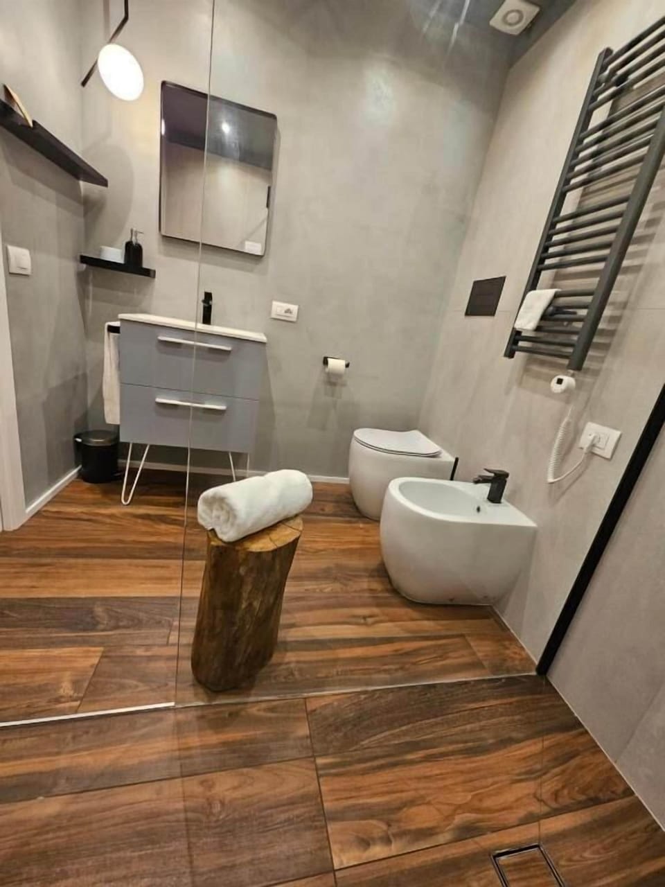 Junior Double Room, 1 Queen Bed, Courtyard View | Bathroom | Shower, free toiletries, hair dryer, bidet