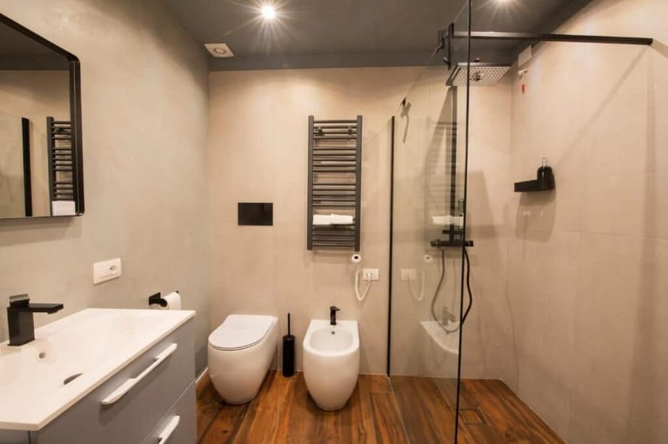 Junior Double Room, 1 Queen Bed, Courtyard View | Bathroom | Shower, free toiletries, hair dryer, bidet