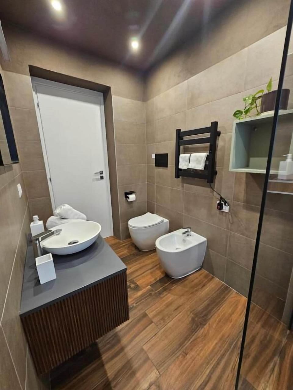 Junior Quadruple Room | Bathroom | Shower, free toiletries, hair dryer, bidet