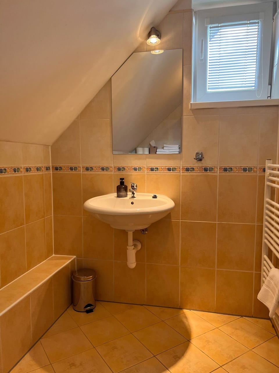 Classic Double or Twin Room, Balcony, Garden View | Bathroom