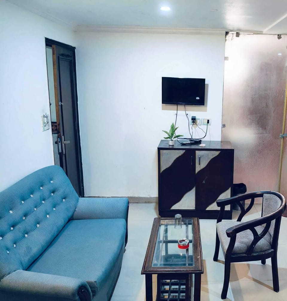 Comfort Triple Room, City View | Living area | 32-inch Smart TV with cable channels