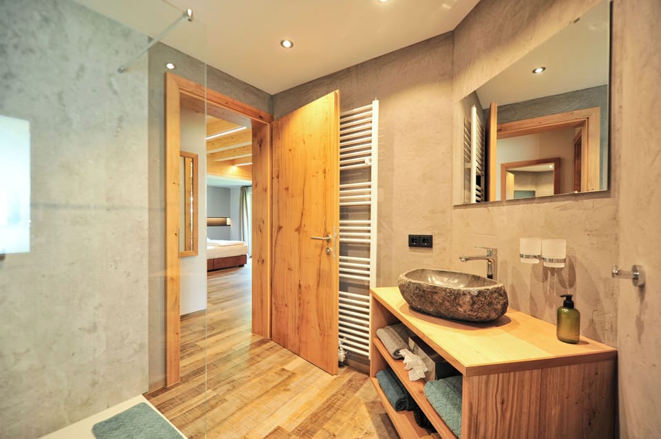Classic Quadruple Room | Bathroom | Shower, hair dryer, towels, soap