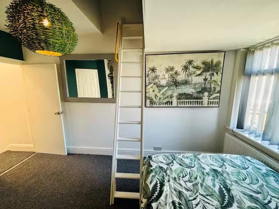 4 bedrooms, iron/ironing board, free WiFi, bed sheets