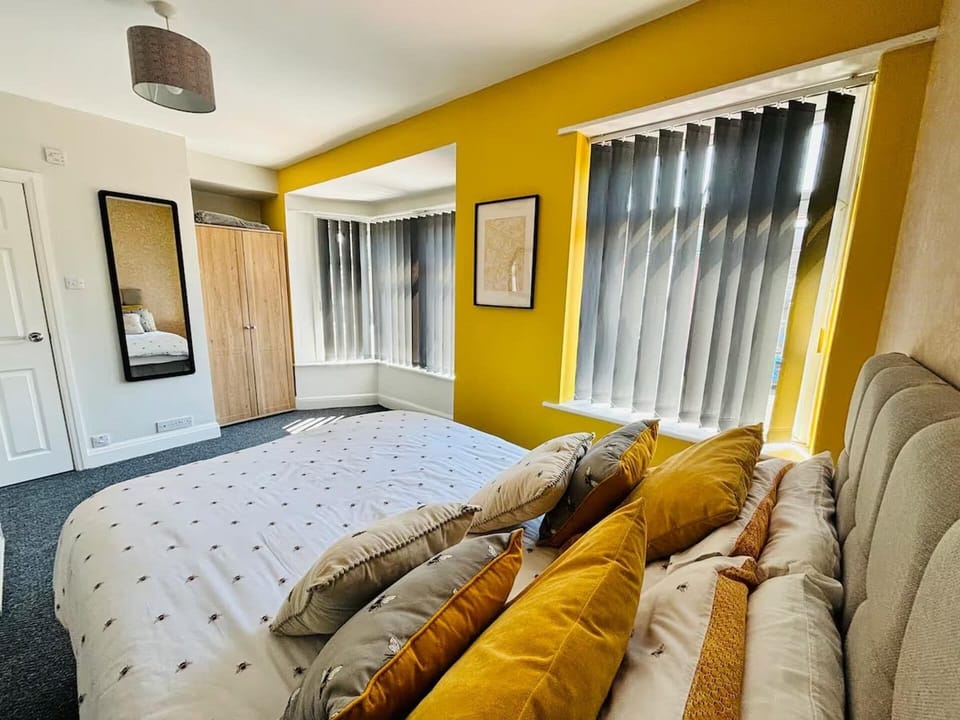 4 bedrooms, iron/ironing board, free WiFi, bed sheets