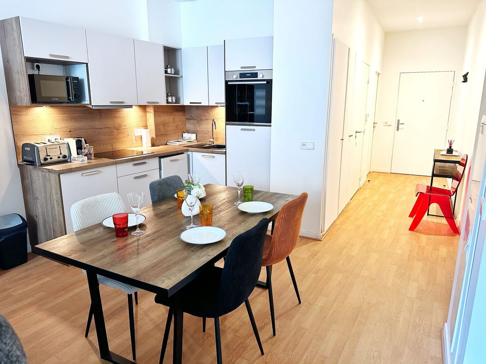 Deluxe Apartment, Balcony, City View | Private kitchen | Fridge, microwave, oven, stovetop