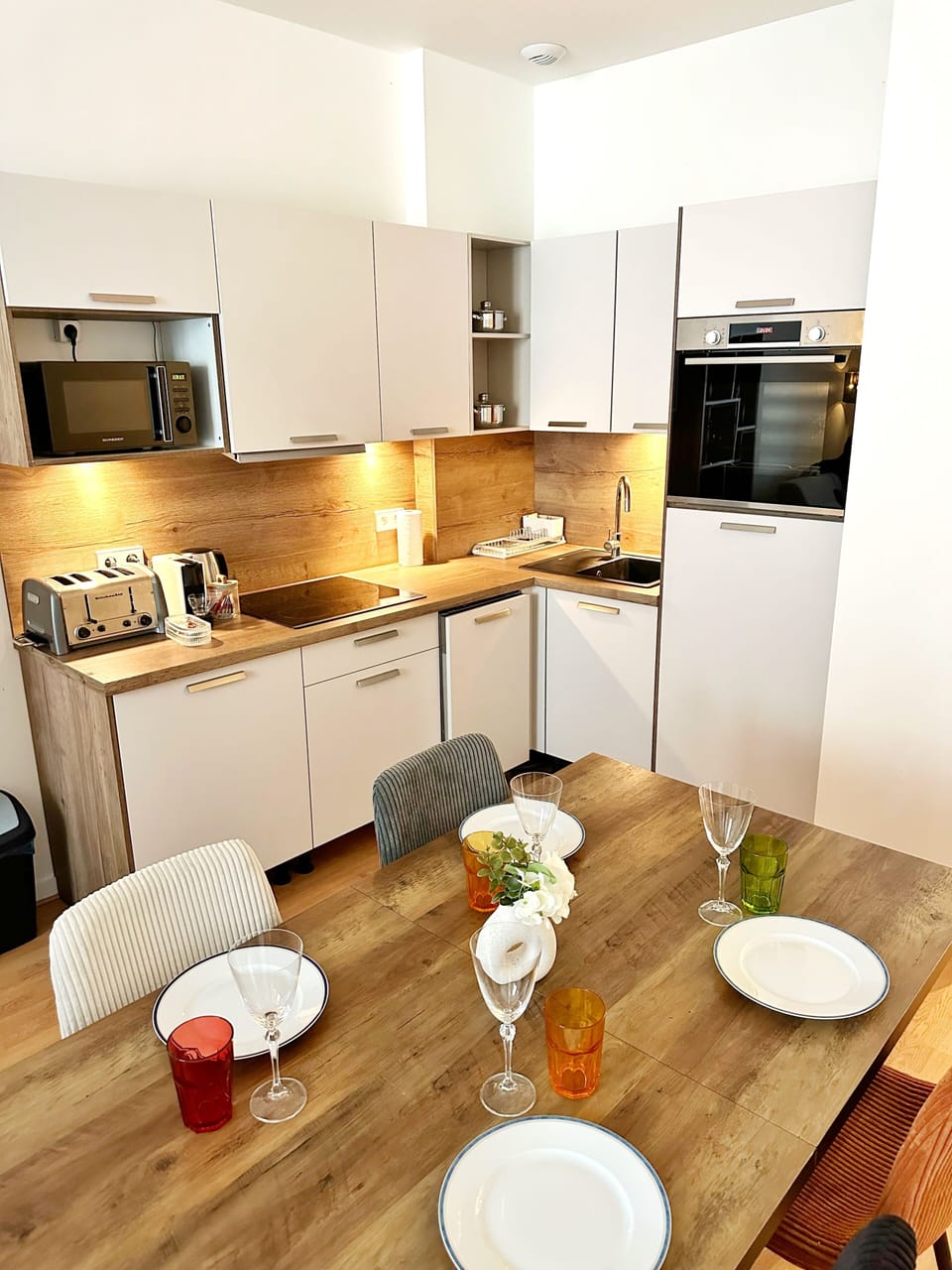 Deluxe Apartment, Balcony, City View | Private kitchen | Fridge, microwave, oven, stovetop