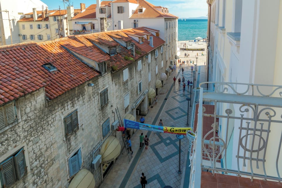 Balcony with a view of Marmont Street and the sea.