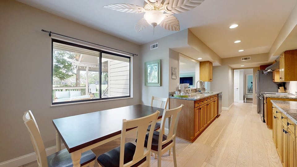 Eat-in Kitchen