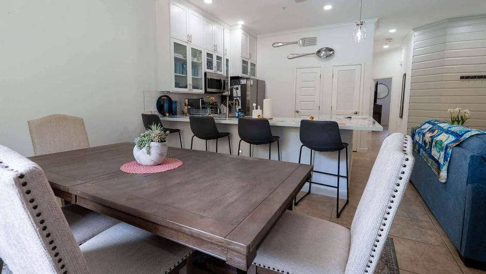 Apartment, 2 Bedrooms | Dining