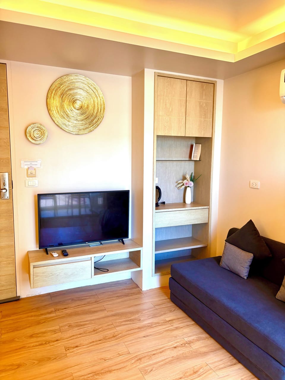 Room, 1 Bedroom, Smoking, Balcony | Living room
