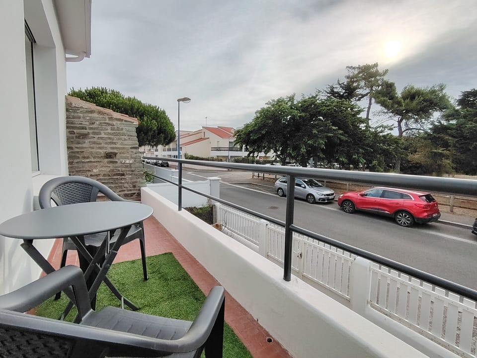Comfort Room, Balcony | Outdoor dining