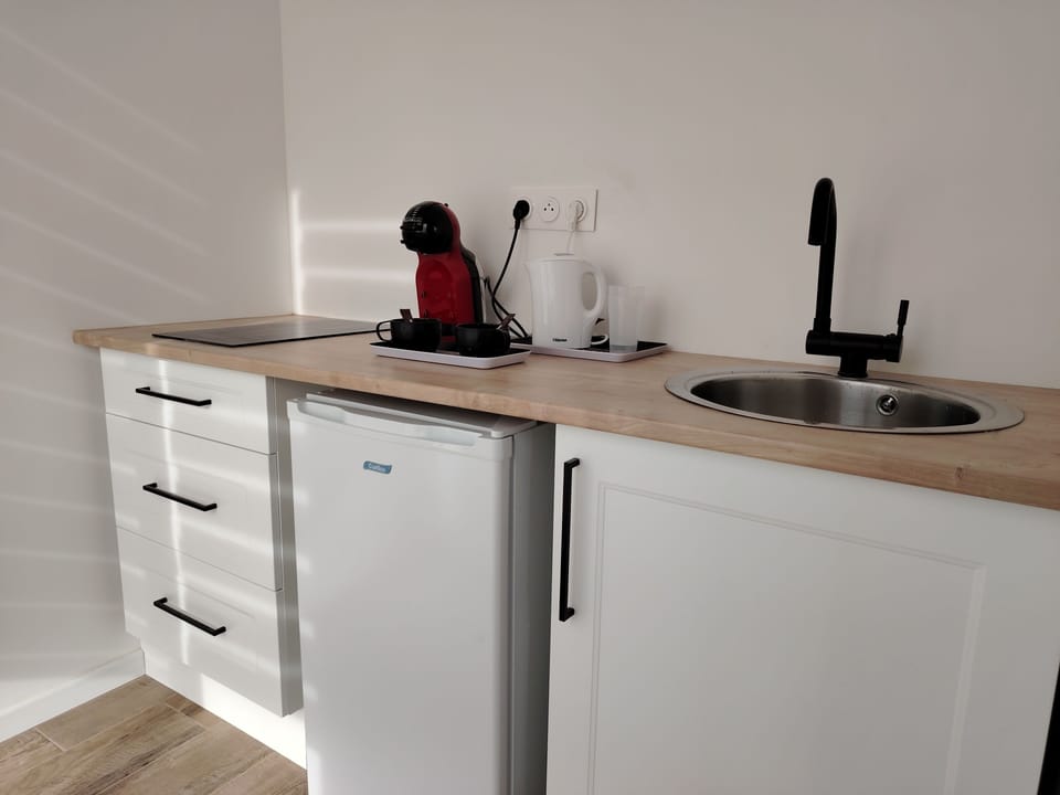Comfort Room, Balcony | Private kitchen