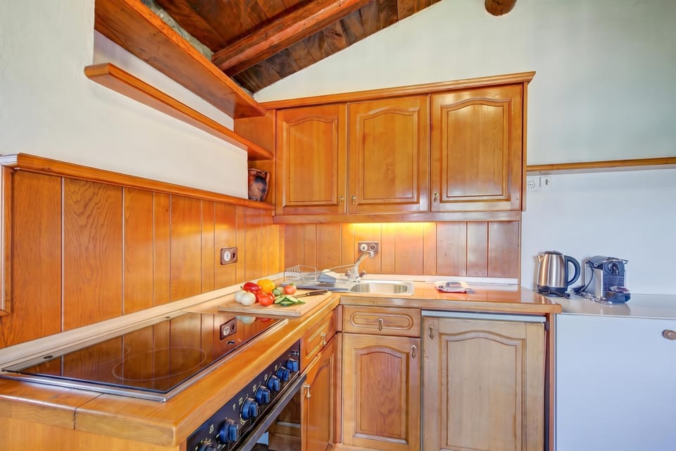 Standard House, 1 Bedroom, Balcony, Mountainside (La Capannina Lake & Mountain Views) | Private kitchen | Coffee/tea maker, electric kettle