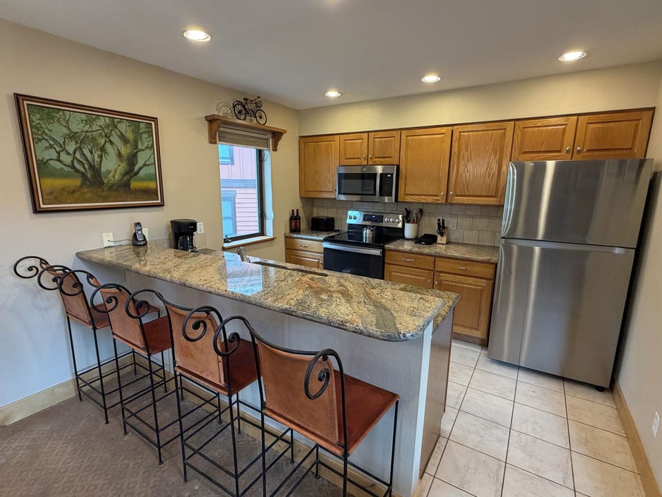 Kitchen Peninsula Seats 4
