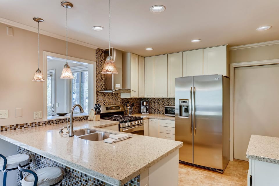 No need to eat out -- Fully-equipped, gorgeous designer kitchen