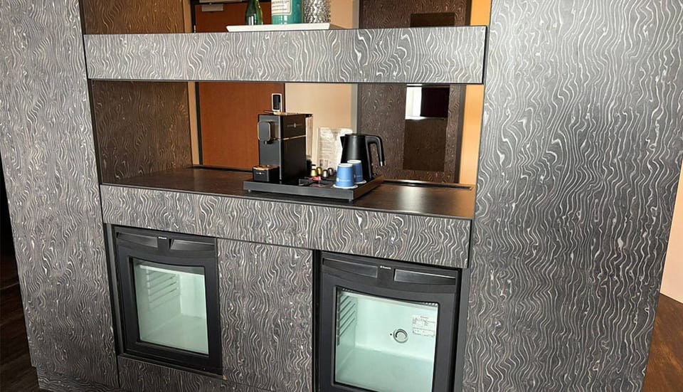 Start mornings with fresh coffee and chilled drinks at hand