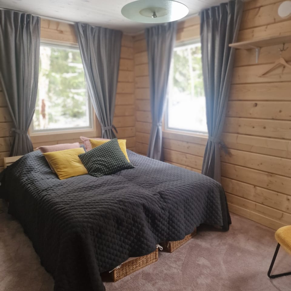 Classic Cabin, 2 Bedrooms, Mountain View | WiFi (free), bed sheets