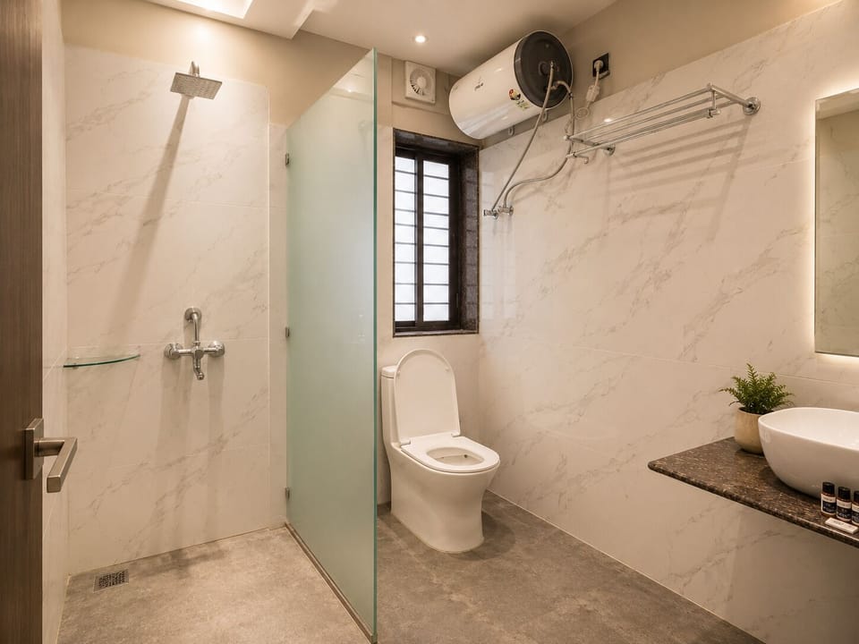 Deluxe Room | Bathroom | Shower, rainfall showerhead, free toiletries, hair dryer