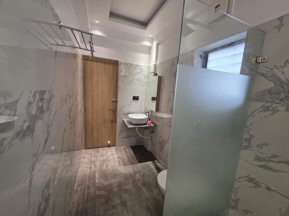 Shower, rainfall showerhead, free toiletries, hair dryer