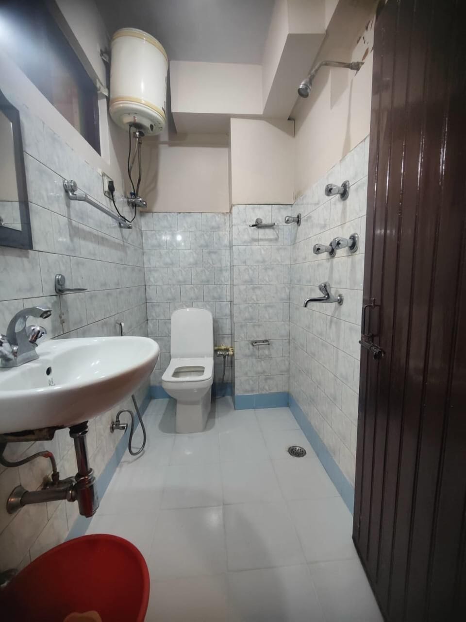 Shower, free toiletries, towels