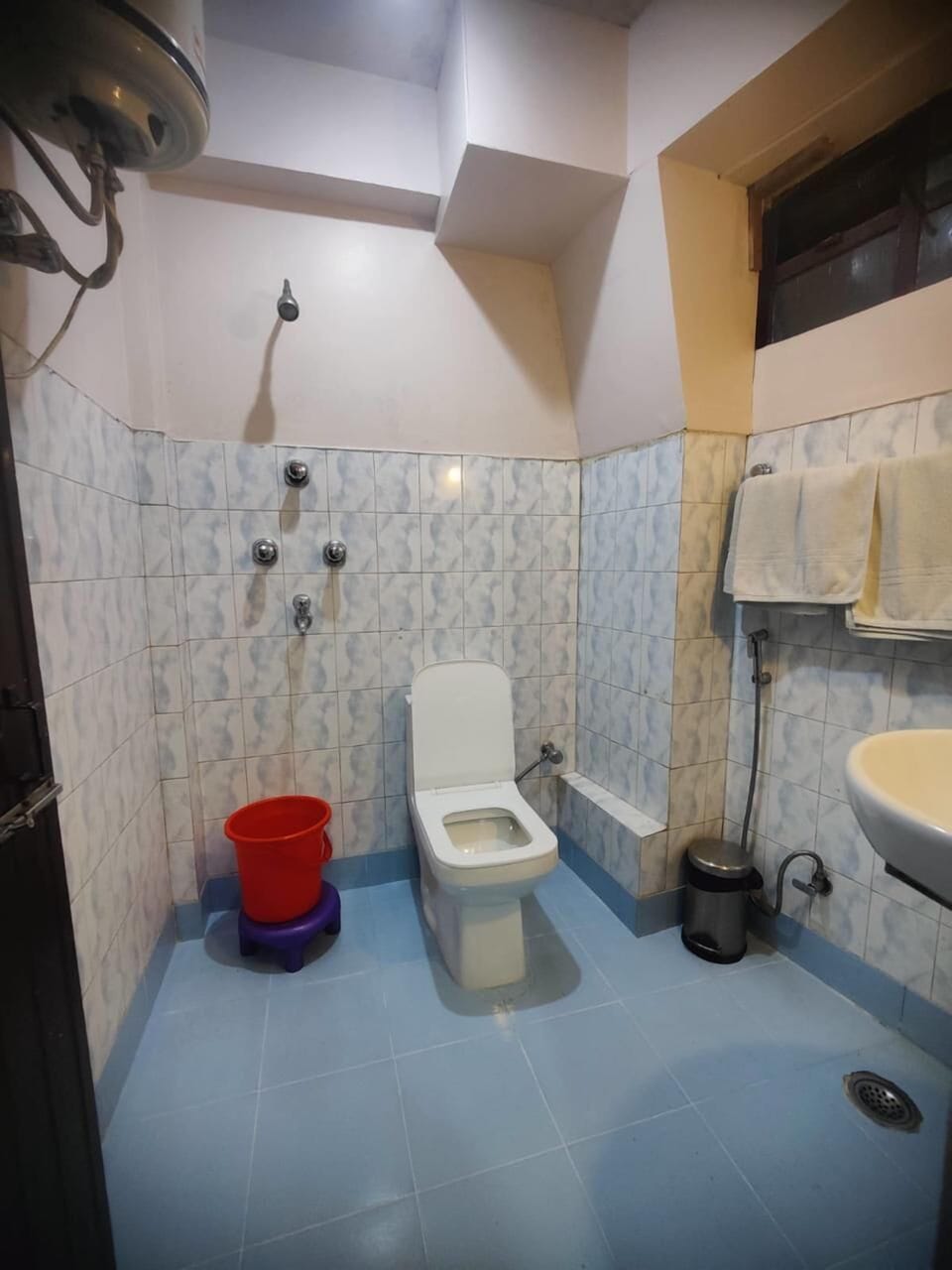 Shower, free toiletries, towels