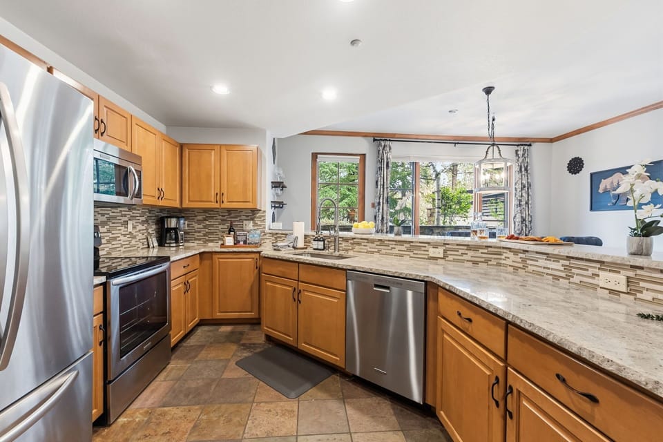 Kitchen: Drip coffee maker, Keurig, Crockpot, blender, tableware
