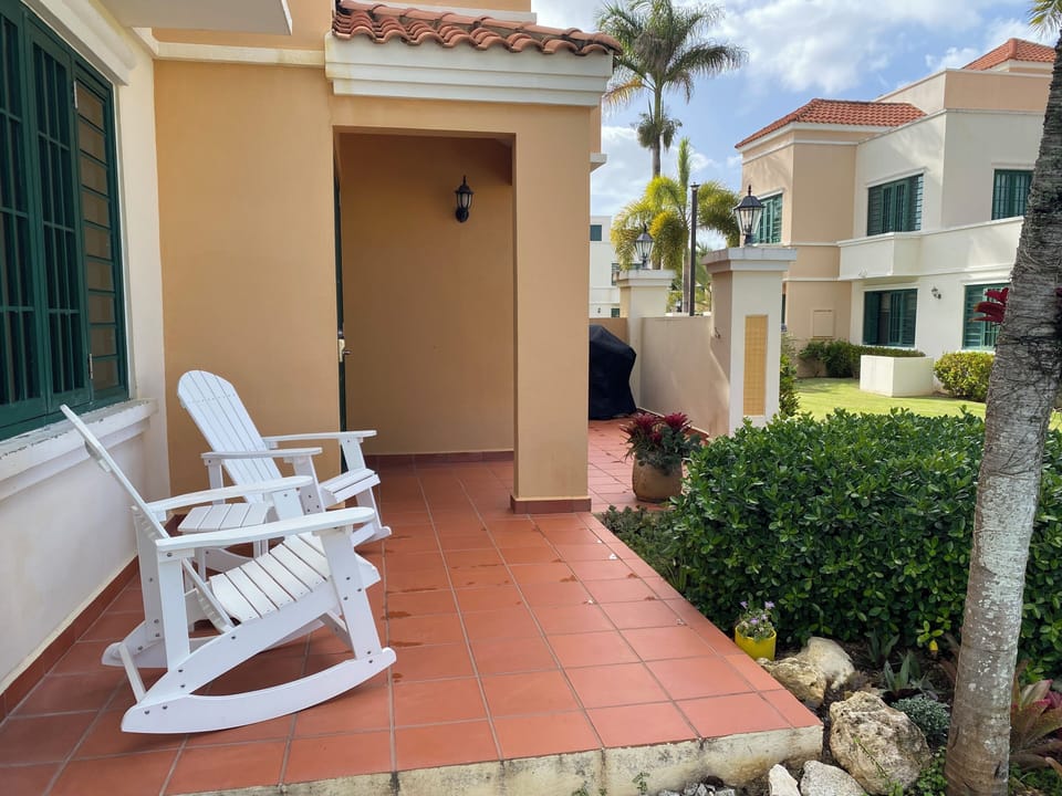 Entry patio - has view to ocean