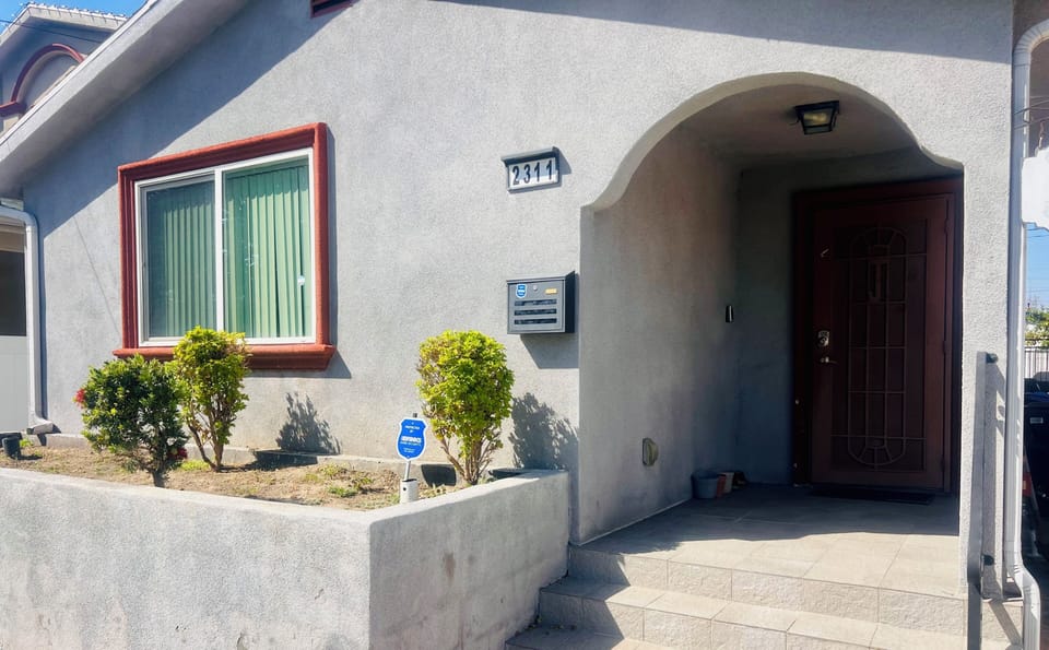Front Entrance w/ Steps 