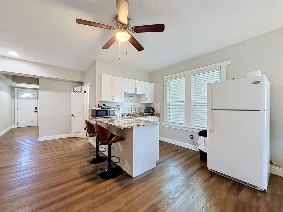 Kitchen & Bar