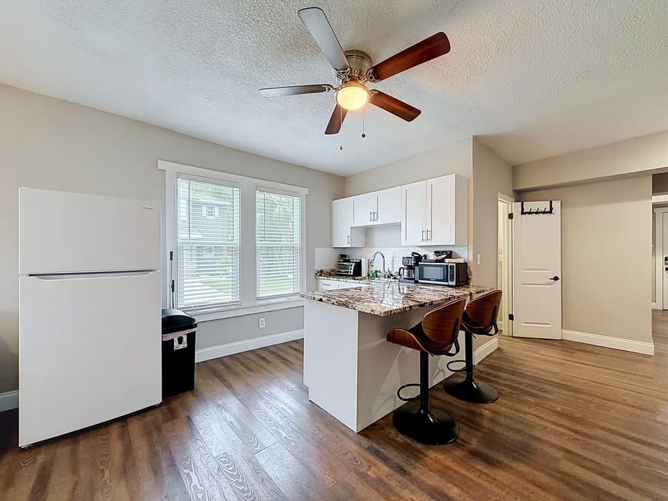 Kitchen & Bar