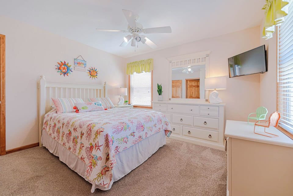 Mid-Level Bedroom w/Queen 1