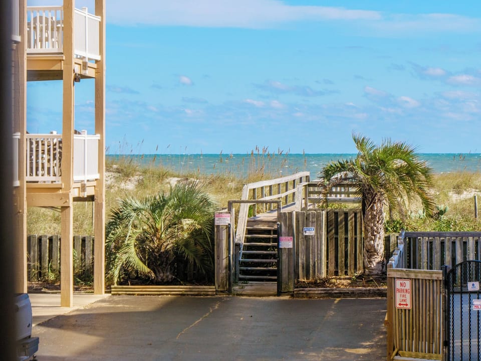 Condo (2 Bedrooms) | Property amenity