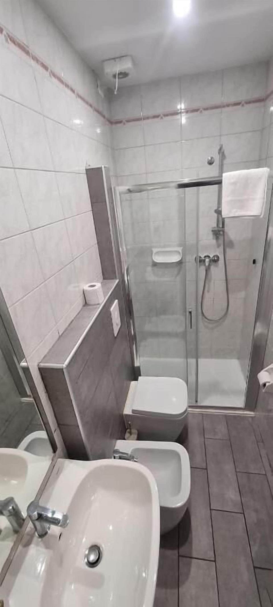 Classic Double Room | Bathroom | Shower, hair dryer, bidet, towels