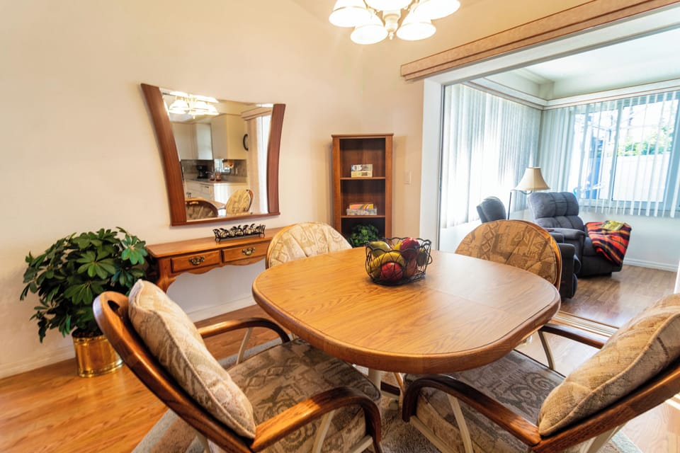 Dining table for 4, optional extension to 6. 