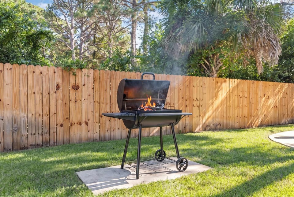 Take your dining outdoors with this convenient charcoal grill. Located in the privacy of the spacious backyard, it’s the ideal setup for a summer barbecue or a quick evening meal surrounded by lush greenery and a peaceful atmosphere.