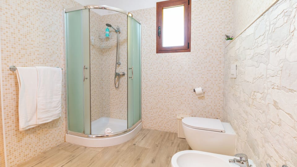 Luxury Suite, Garden View | Bathroom | Hair dryer, bidet, towels, soap