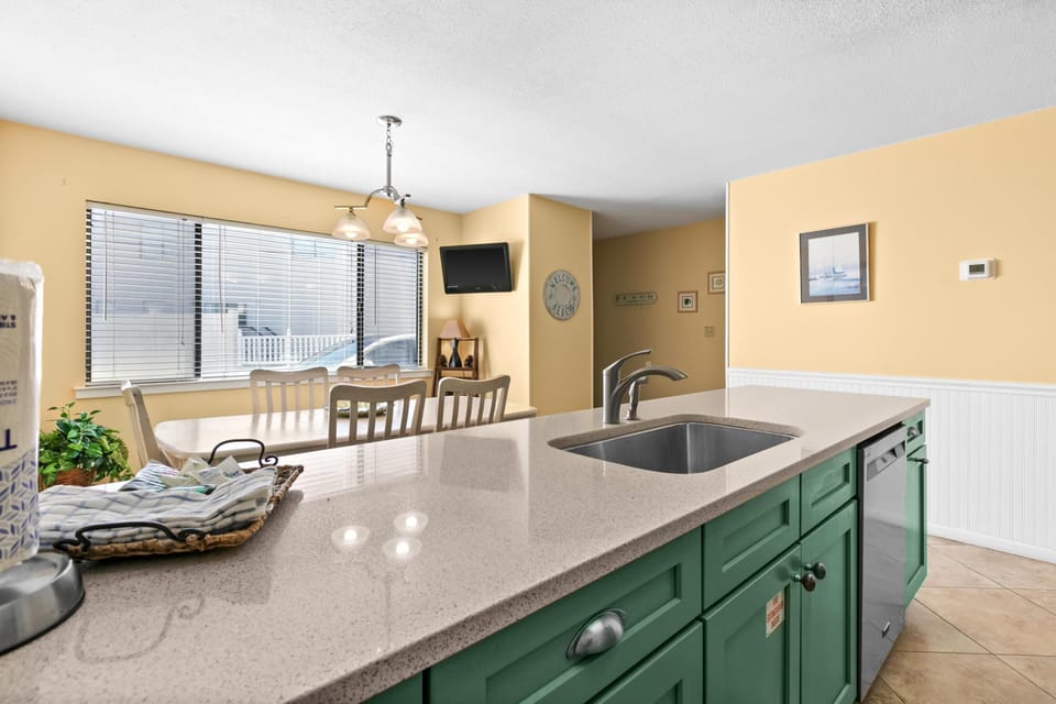 House, Multiple Beds (Blue Surf 8) | Private kitchen