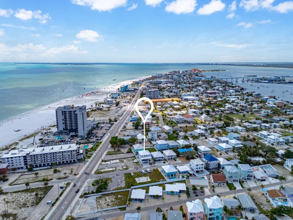 The best of both worlds! This aerial view highlights our position on a slender peninsula. You are centrally located with the expansive beach on one side and the calm, scenic harbor and waterway on the other. Truly a prime vacation haven. 🏝️🛥️🌴