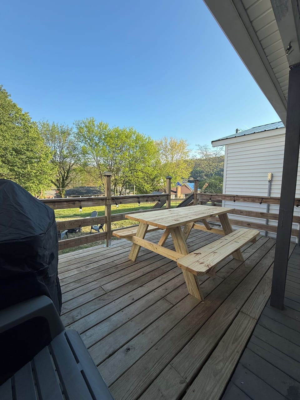 Large Porch w/Picnic Table