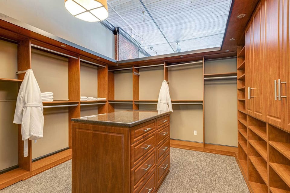 Walk-in closest with ample spaces