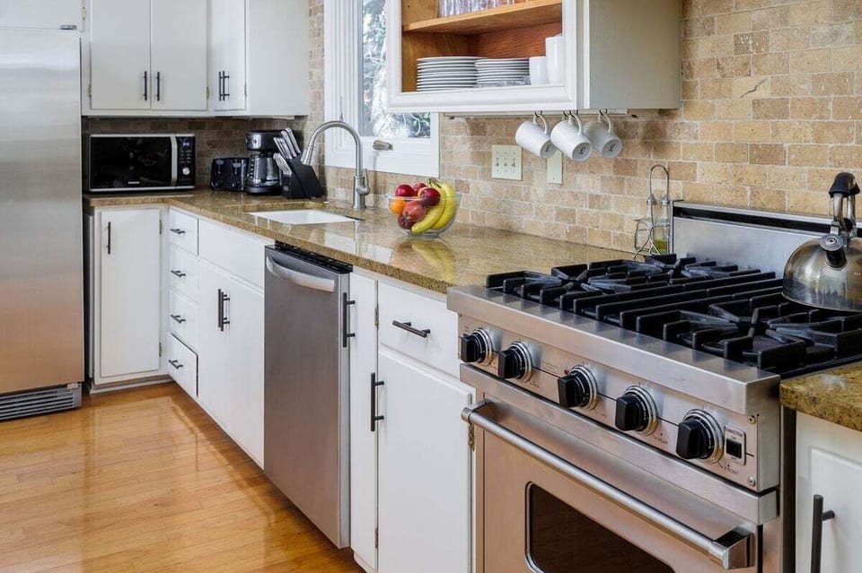 House, Multiple Beds, Hot Tub, Garden View (Das Treff Platz | Hot Tub | Firepit) | Private kitchen | Dining table