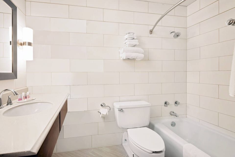 Combined shower/tub, free toiletries, hair dryer, towels