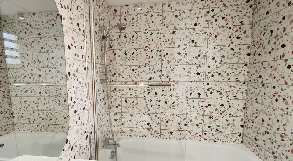 Chambre Quadruple | Bathroom | Bathtub, towels