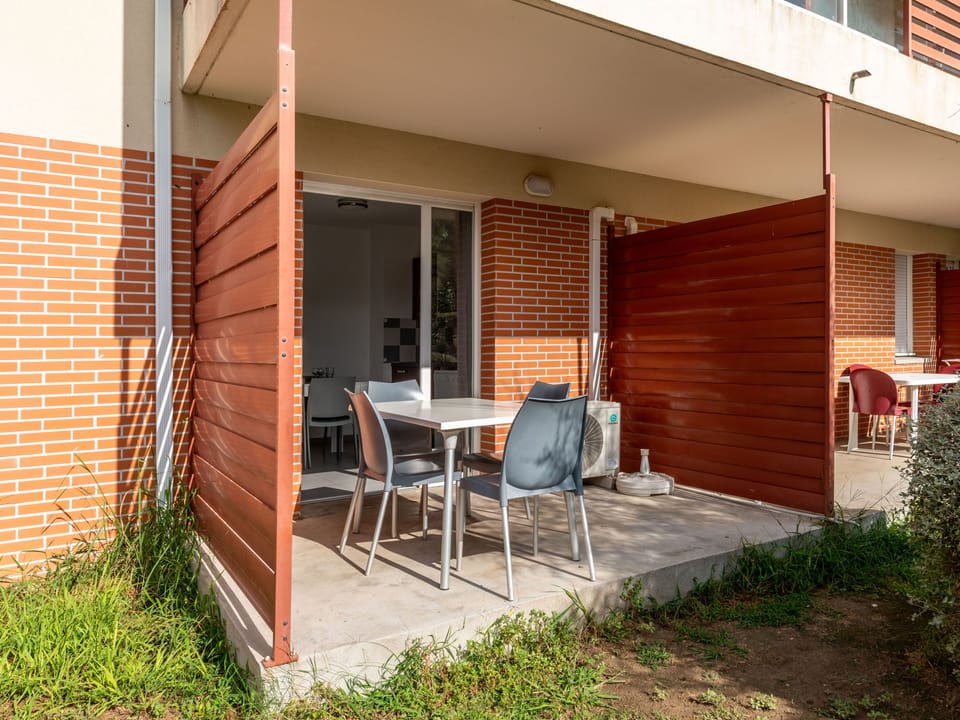 Furnished terrace for morning coffee before the 2 km drive to Plage des Pins