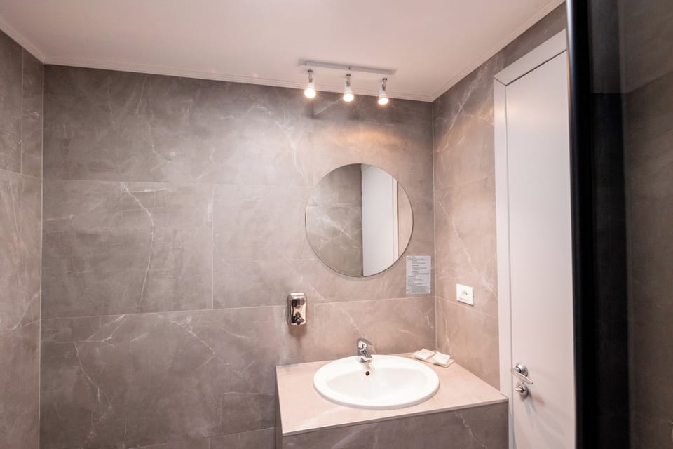 Double Room with Queen Bed | Bathroom | Shower, free toiletries, hair dryer, towels
