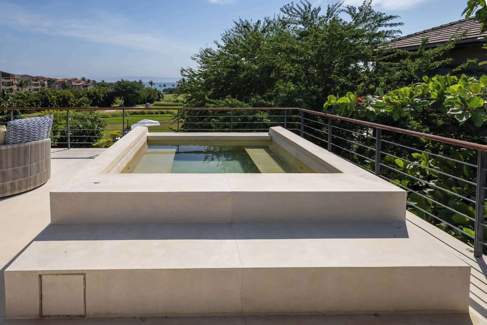 Relax in the jacuzzi under the sun