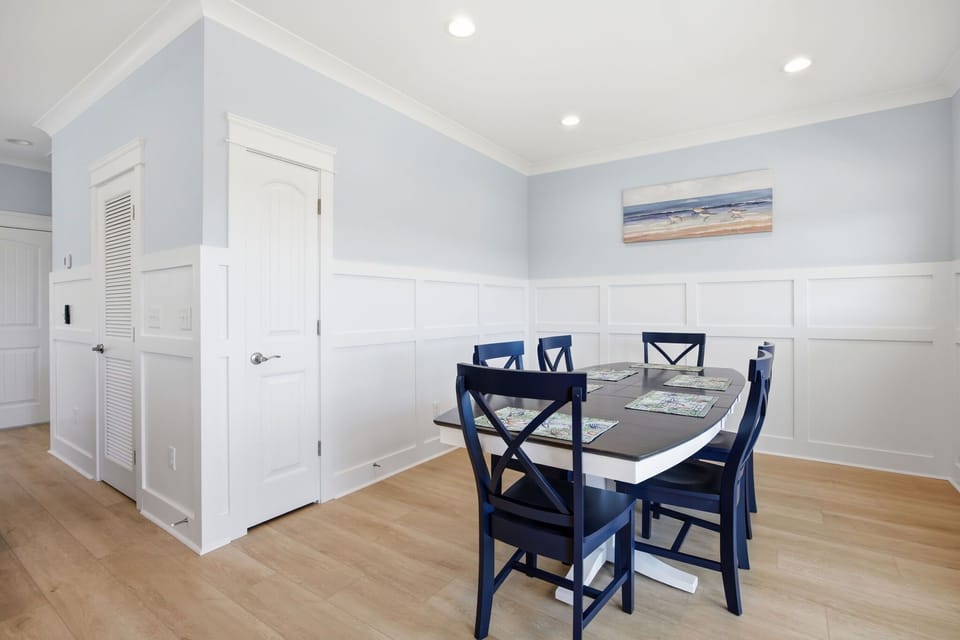 Dining area (seats 6 + 4 at barstools)