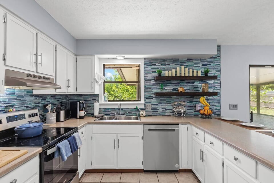 Gourmet-Ready – A fully stocked kitchen with top-tier appliances and plenty of cabinet space to store all your essentials.
