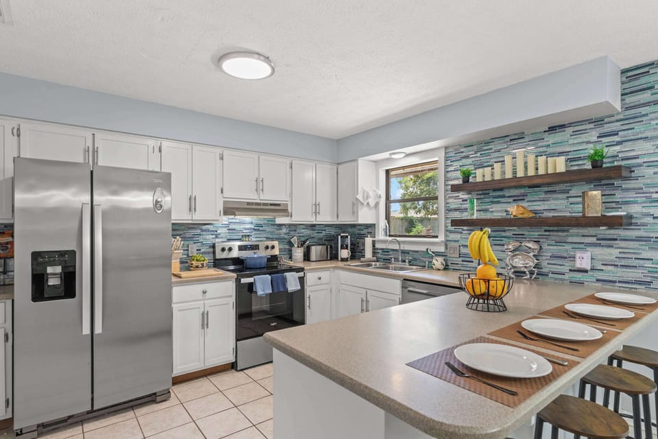 Chef’s Dream Kitchen – Fully stocked with high-end appliances and plenty of cabinetry, making cooking a breeze.