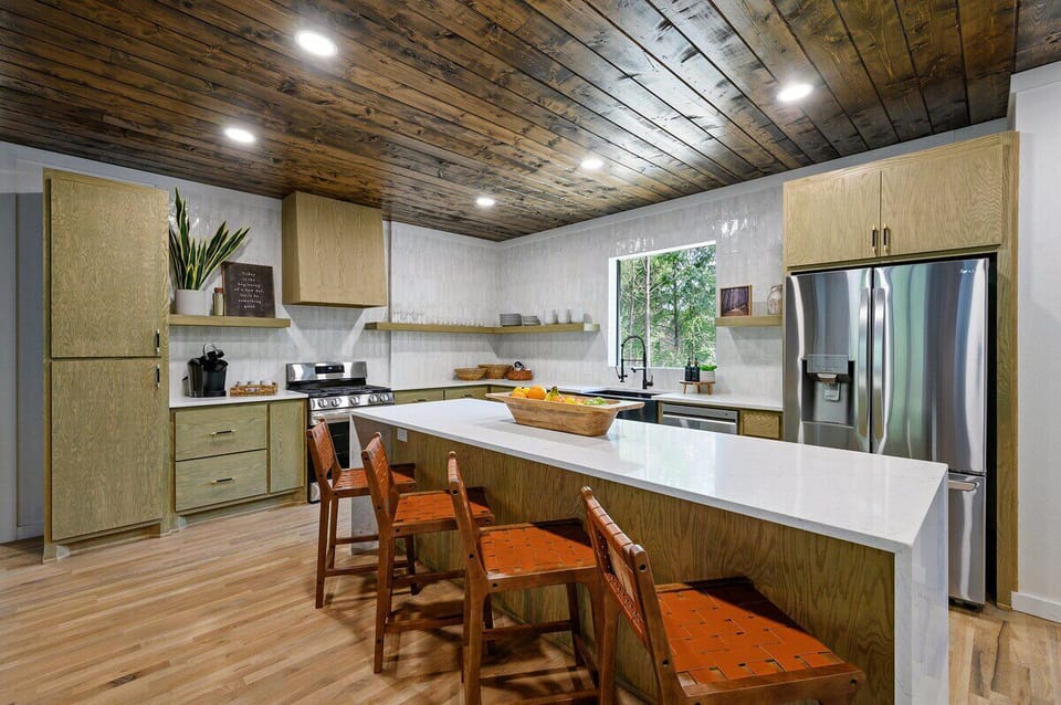 With four counter seats, 16 guests can dine together